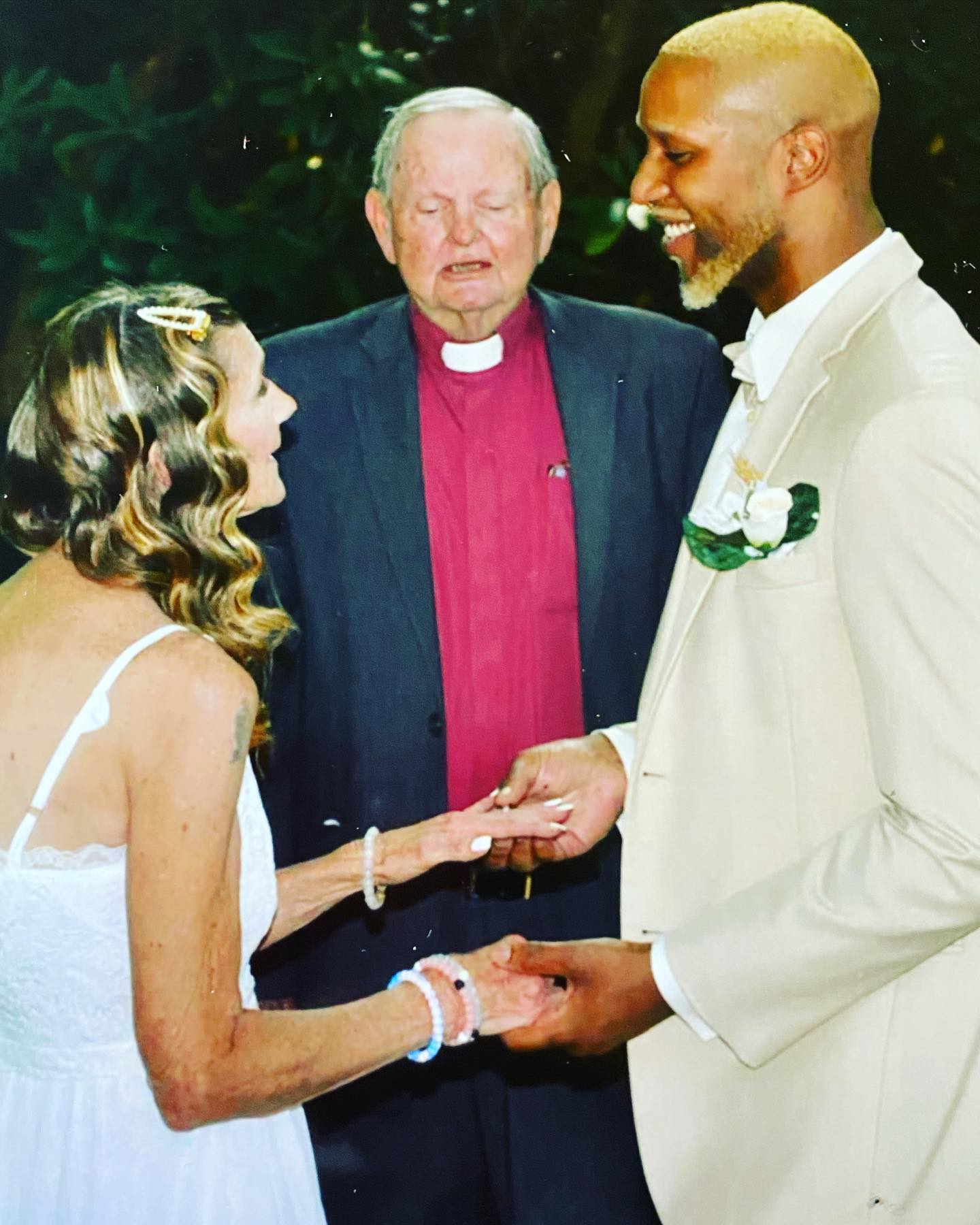 63-летняя женщина, вышедшая замуж за 26-летнего парня, готовится стать мамой